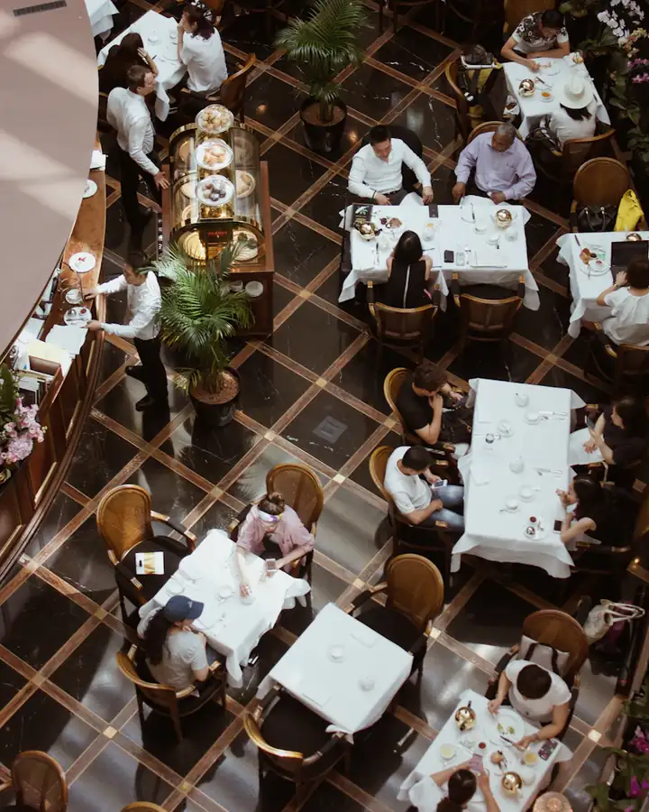 Gäste sitzen an Tischen in einem Restaurant