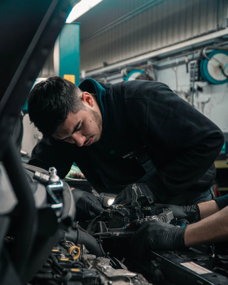 Ein Mechaniker arbeitet am Motor eines Autos