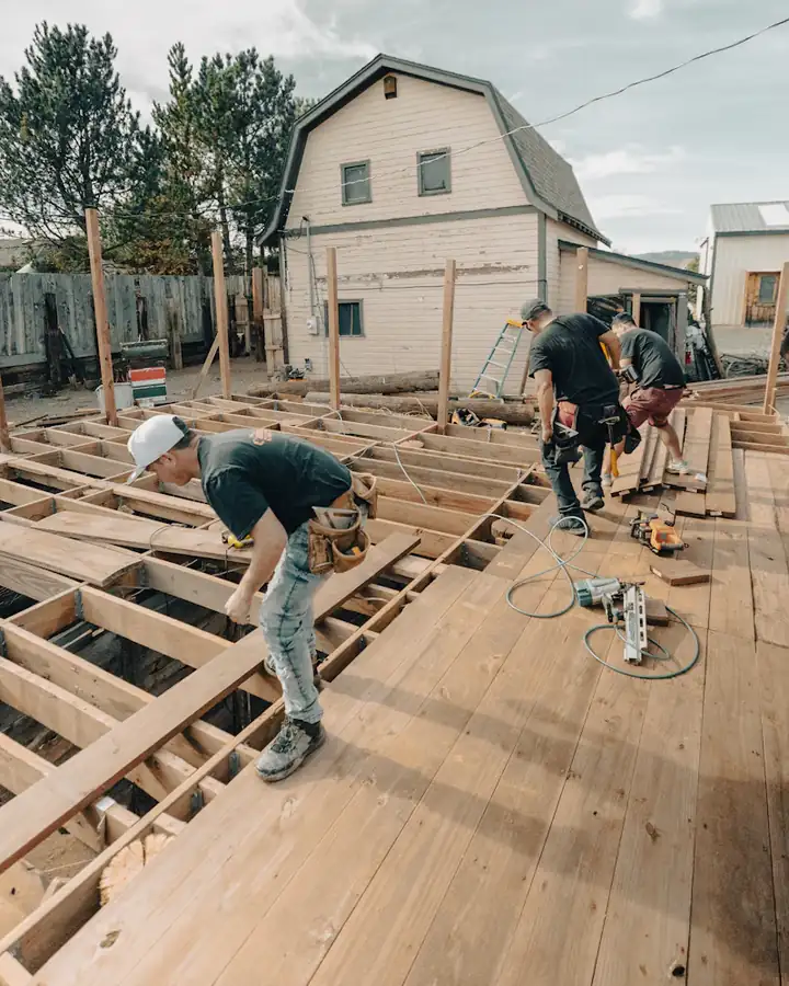 Handwerker bauen eine Holzterrasse