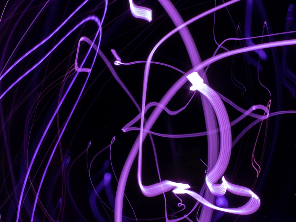Violette Lichtspuren auf dunklem Hintergrund