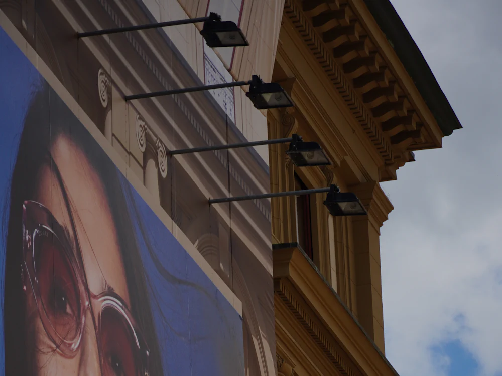 Eine große Werbefläche an einem Gebäude in der Stadt