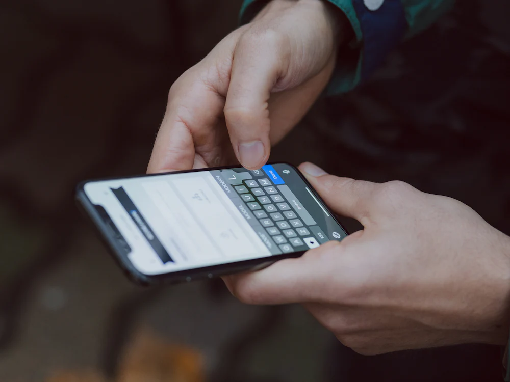 Eine Hand hält ein Smartphone